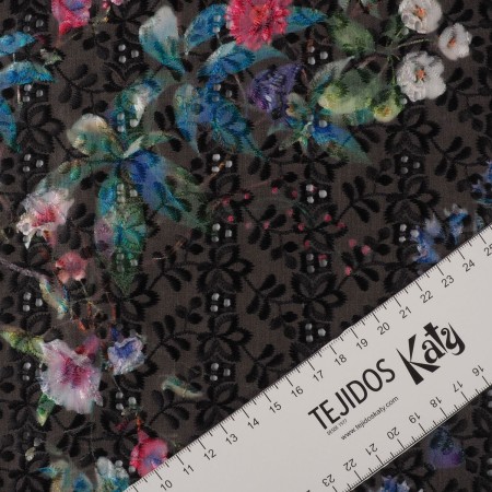Estampado flores fondo negro bordado