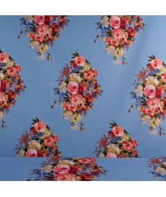 Ramos de flores sobre fondo azul