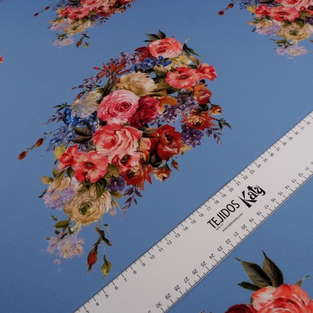 Ramos de flores sobre fondo azul
