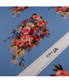 Ramos de flores sobre fondo azul