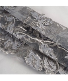 Tul bordado gris plata