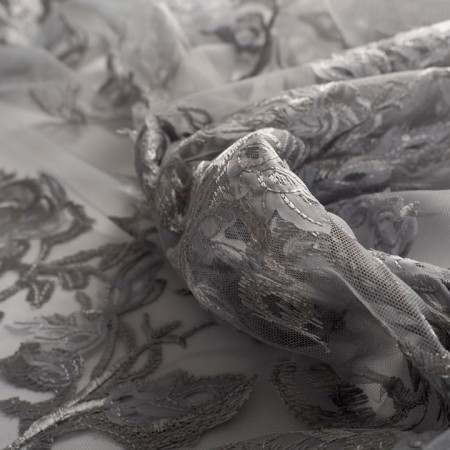 Tul bordado gris plata