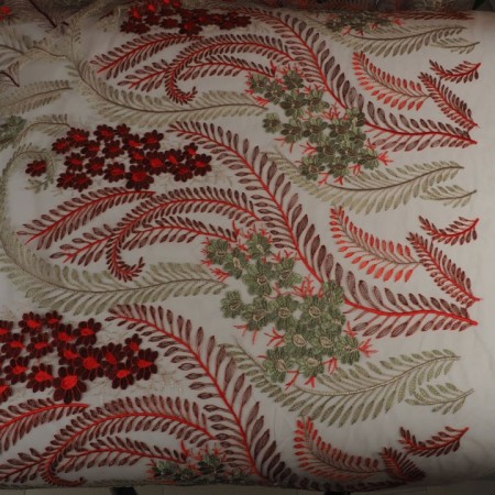 Tul bordado beige y coral