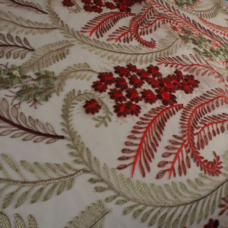 Tul bordado beige y coral