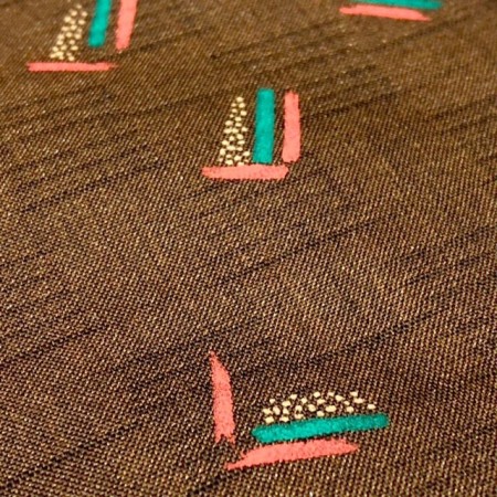 Jacquard  castaño estampado