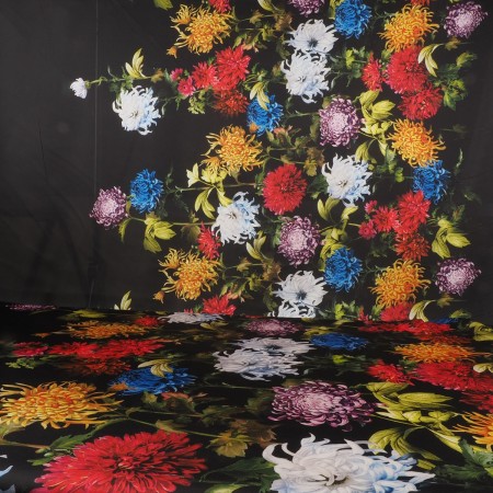 Estampado floral en fondo negro