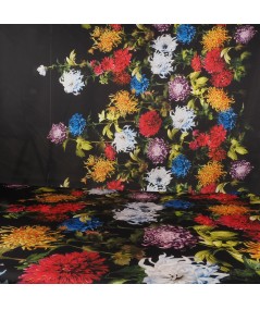 Estampado floral en fondo negro