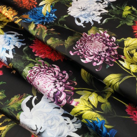 Estampado floral en fondo negro