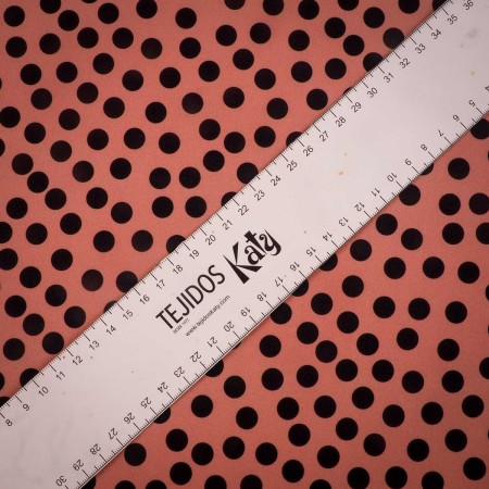 Tela Satinada Rosa con Lunares Negros