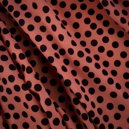 Tela Satinada Rosa con Lunares Negros