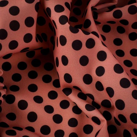 Tela Satinada Rosa con Lunares Negros
