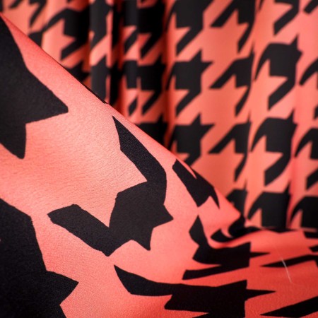 Crepé estampado pata de gallo coral y negro