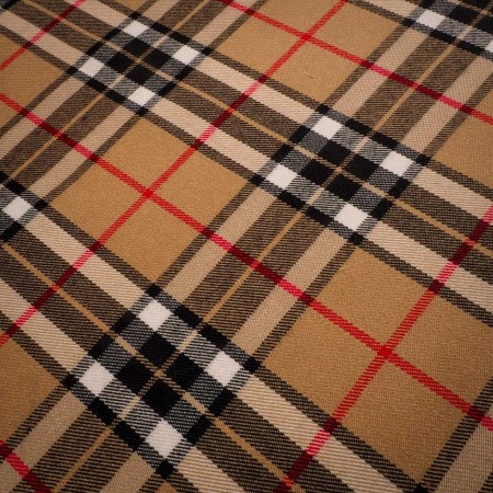 Cuadro Sastrero Clásico Beige, Negro y Rojo
