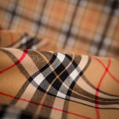 Cuadro Sastrero Clásico Beige, Negro y Rojo