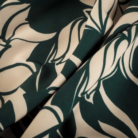 Estampado Floral Verde sobre Fondo Blanco Cálido