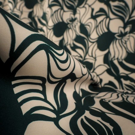 Estampado Floral Verde sobre Fondo Blanco Cálido