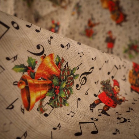 Loneta Navideña Vintage con Notas Musicales y Motivos Clásicos