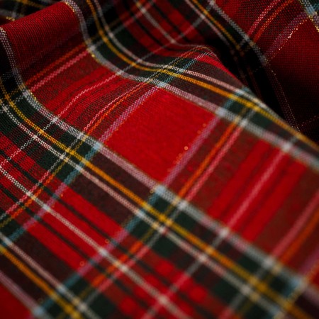 Tela de Manteleria  navideña clásica roja de cuadros escoceses