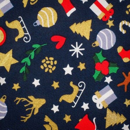 Popelín navideño azul marino con detalles dorados – Tela de algodón con estampado de trineos, renos y árboles