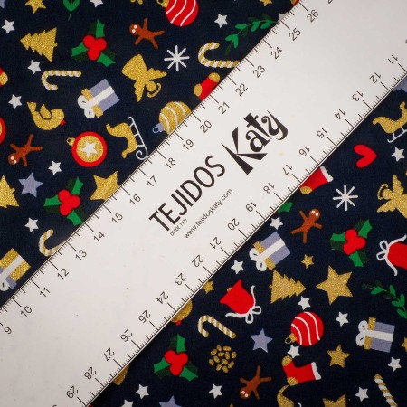 Popelín navideño azul marino con detalles dorados – Tela de algodón con estampado de trineos, renos y árboles