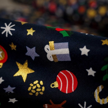 Popelín navideño azul marino con detalles dorados – Tela de algodón con estampado de trineos, renos y árboles