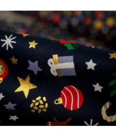 Popelín navideño azul marino con detalles dorados – Tela de algodón con estampado de trineos, renos y árboles