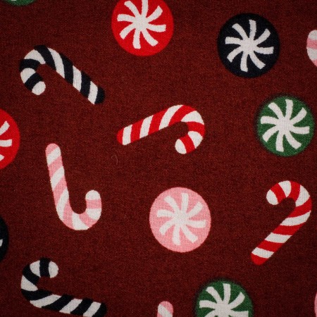 Popelín navideño rojo con bastones de caramelo y bolas navideñas