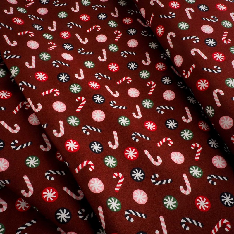 Popelín navideño rojo con bastones de caramelo y bolas navideñas