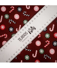 Popelín navideño rojo con bastones de caramelo y bolas navideñas